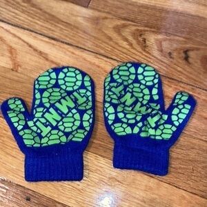 Toddler TMNT mittens EUC bundle & save.